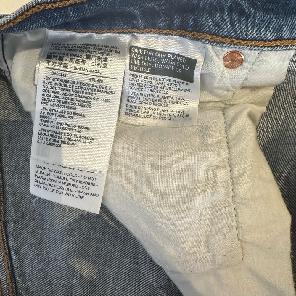 Levi’s Premium Ribcage Short - Picture 5 of 9